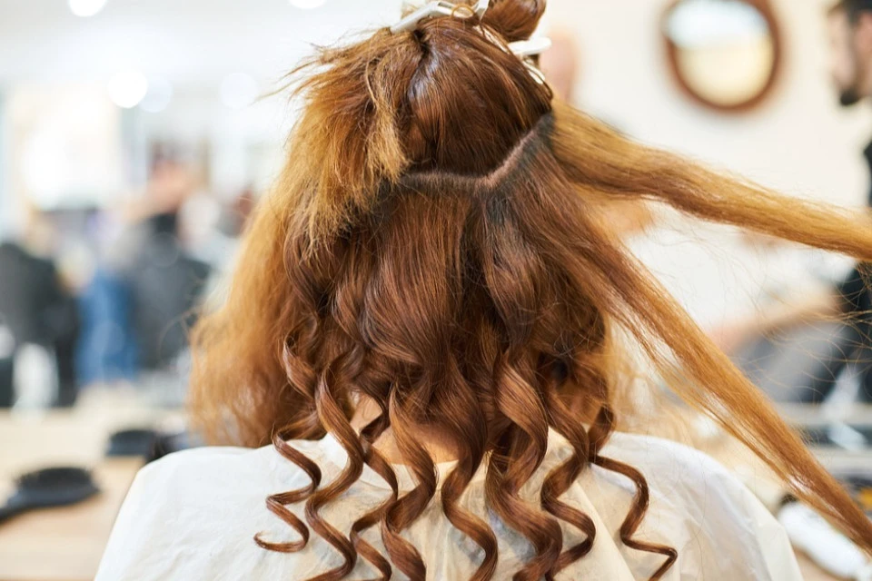 Eine Frau beim Friseur