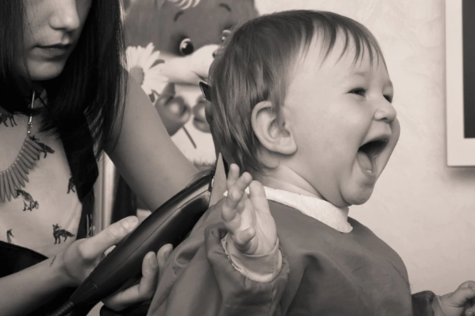 Eine Frau beim Friseur