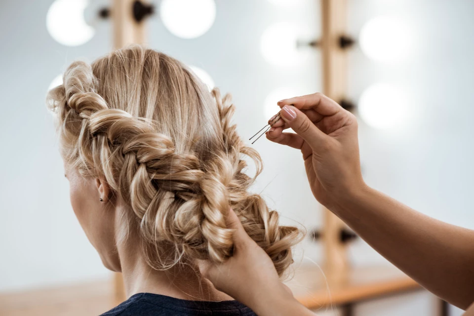 Eine Frau beim Friseur